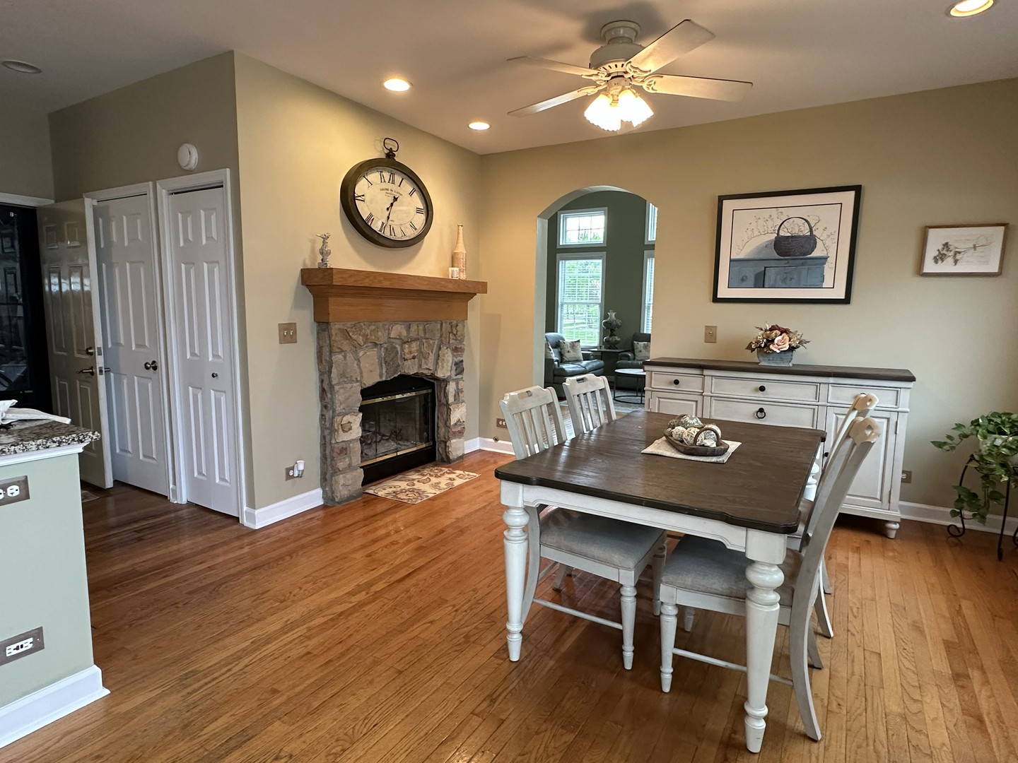 1575 Woodbury Circle, Gurnee, IL 60031