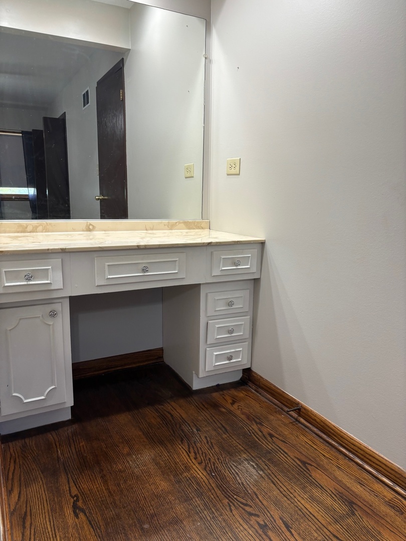 851 N Northwest Highway #2, Park Ridge, IL 60068