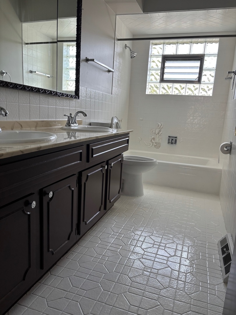 851 N Northwest Highway #2, Park Ridge, IL 60068