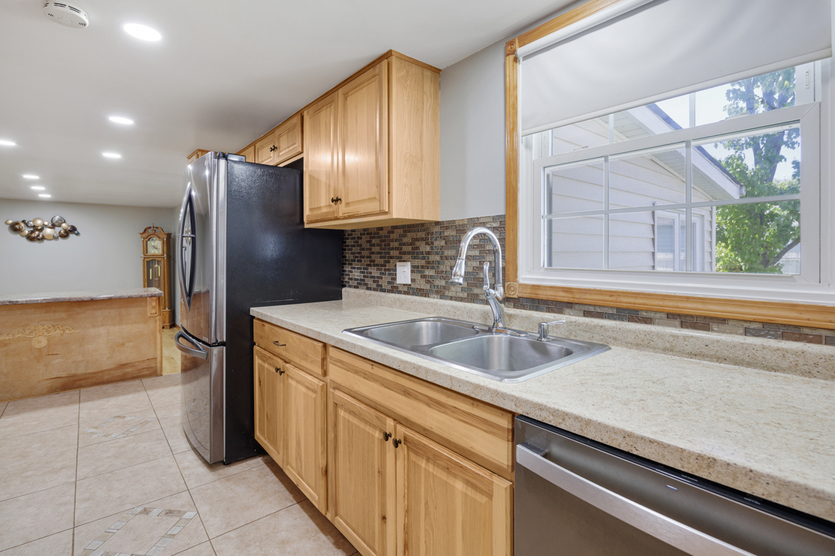 898 Debra Lane, Elk Grove Village, IL 60007
