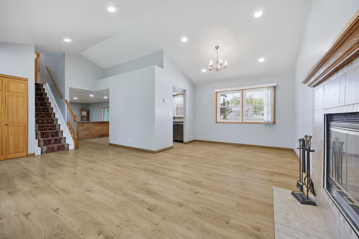 898 Debra Lane, Elk Grove Village, IL 60007