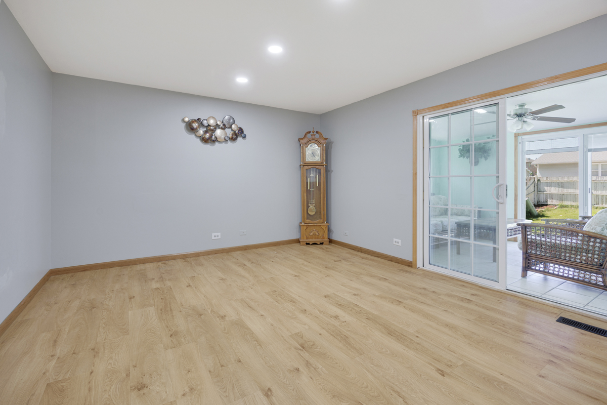 898 Debra Lane, Elk Grove Village, IL 60007