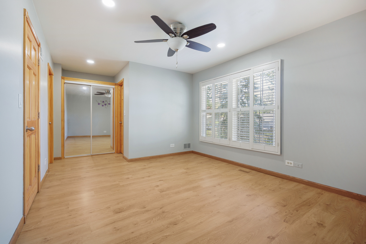 898 Debra Lane, Elk Grove Village, IL 60007