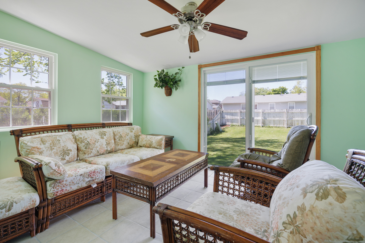 898 Debra Lane, Elk Grove Village, IL 60007