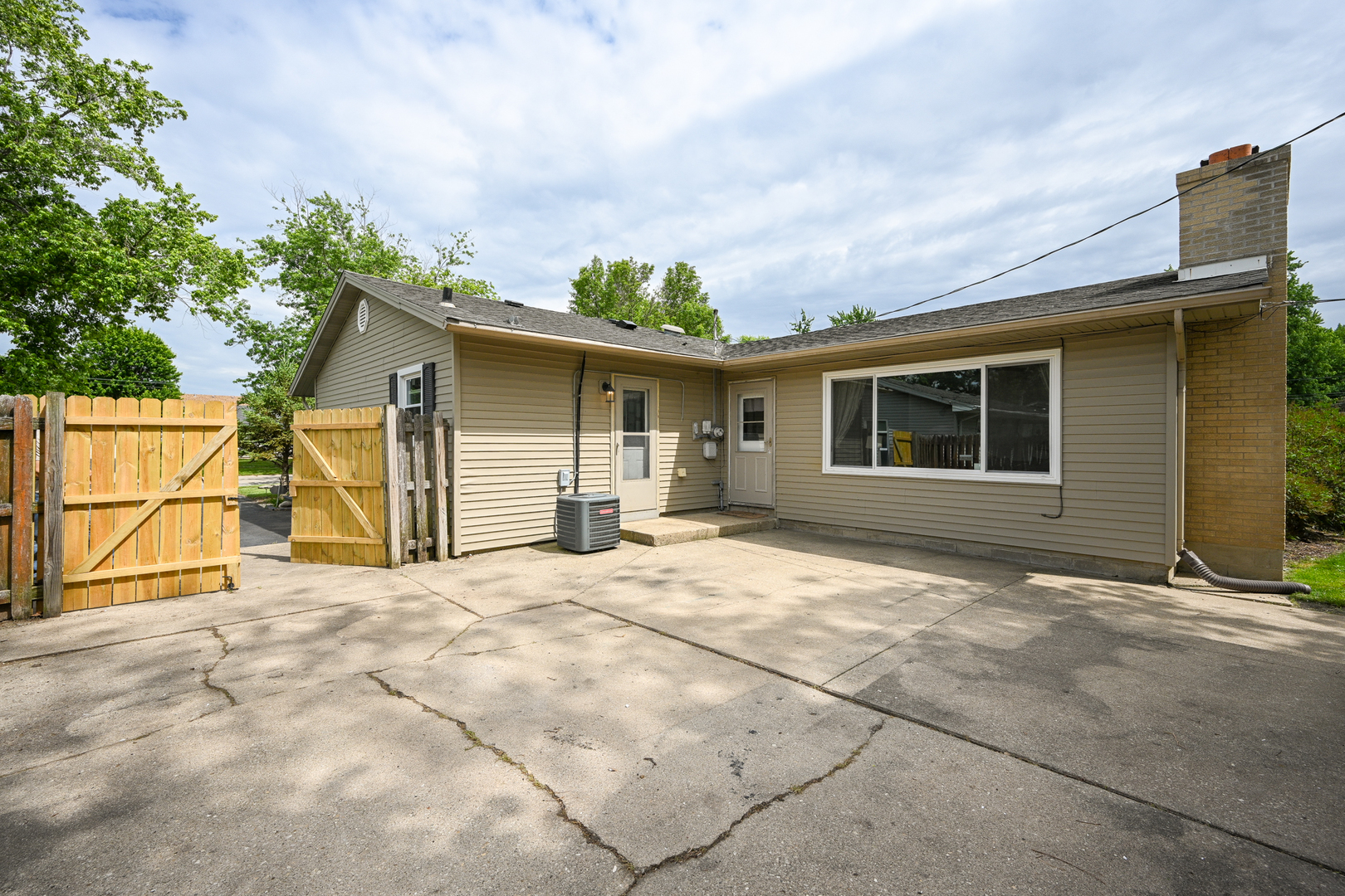 911 Lilac Lane, Joliet, IL 60435