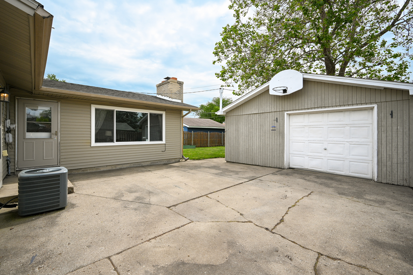911 Lilac Lane, Joliet, IL 60435