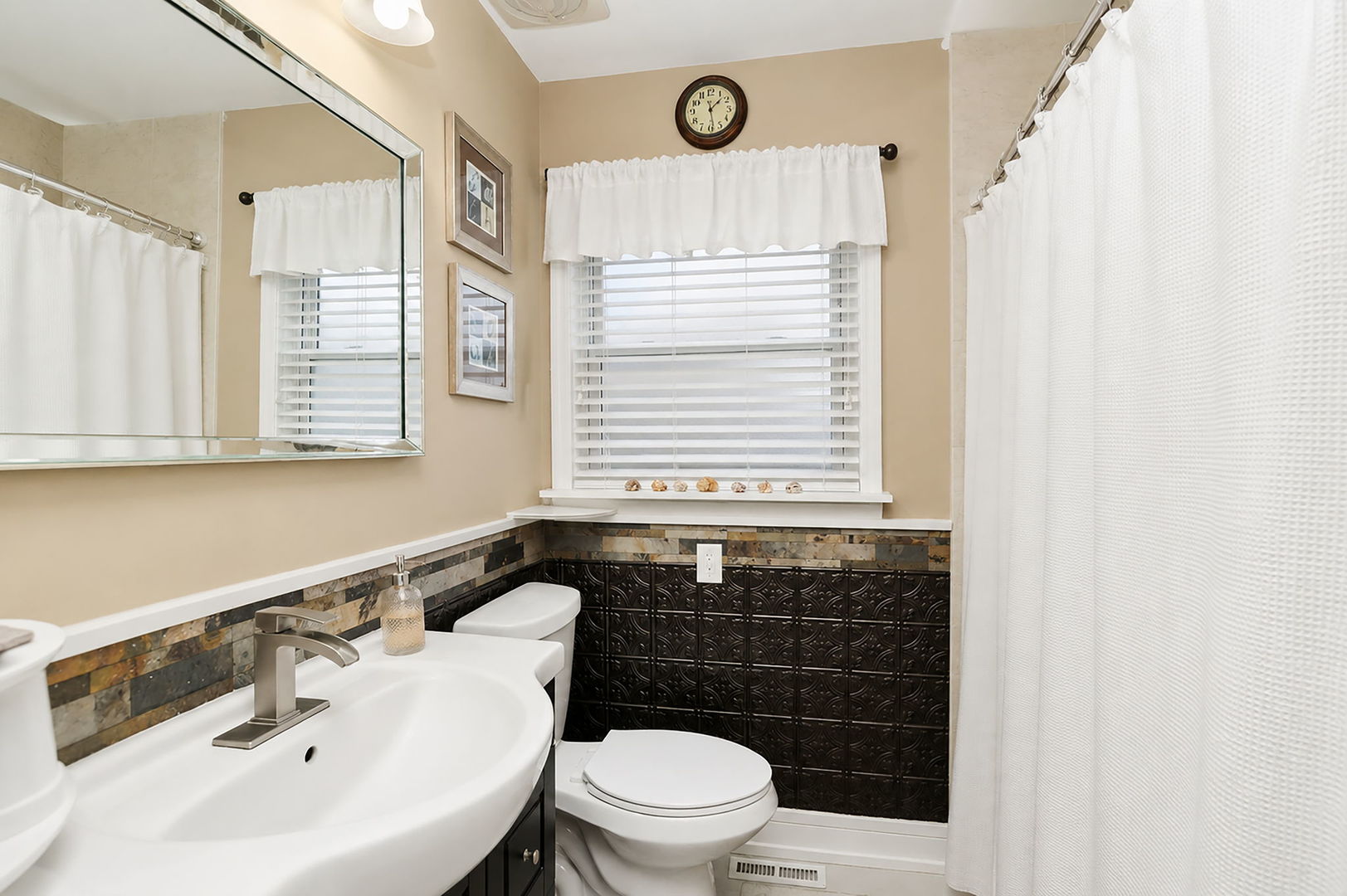115 N Rose Avenue, Addison, IL 60101