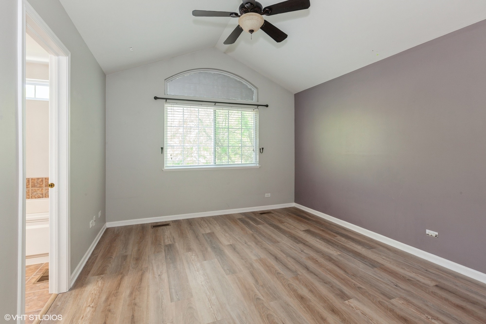2215 Stoughton Drive #2215, Aurora, IL 60502