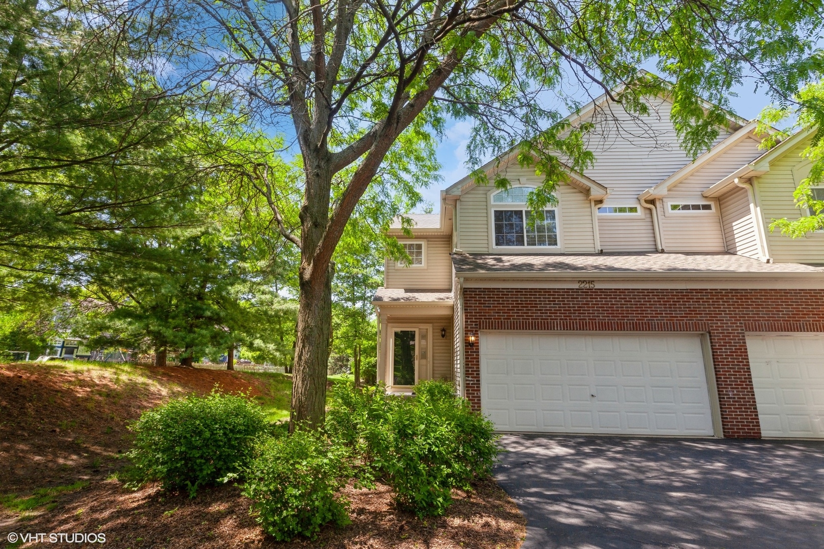 2215 Stoughton Drive #2215, Aurora, IL 60502