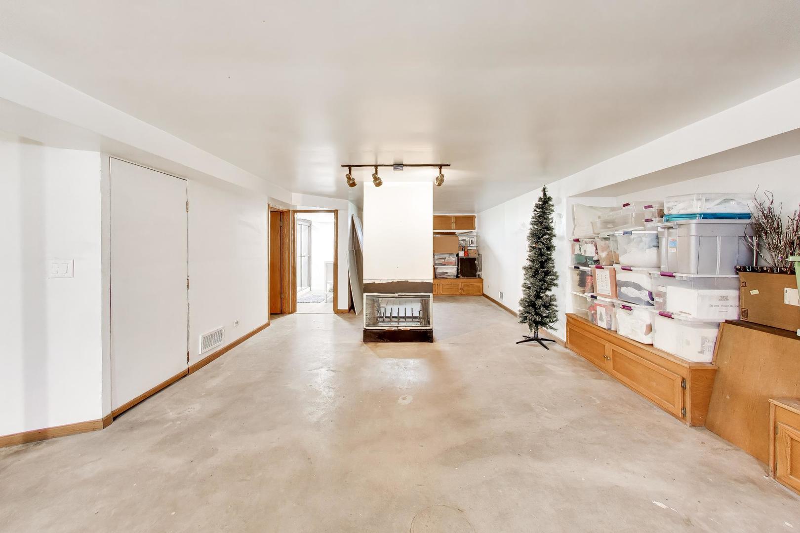 210 N 2nd Avenue, Villa Park, IL 60181