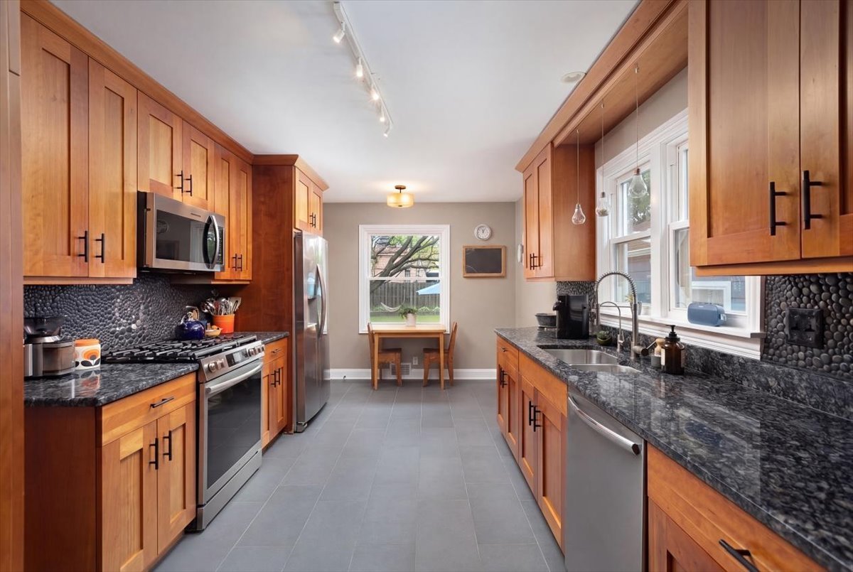 826 N Main Street, Naperville, IL 60563