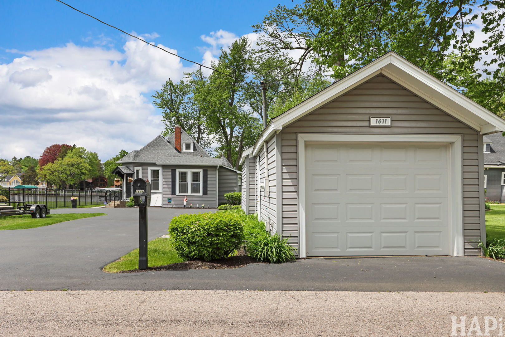 1611 N Woodlawn Park Avenue, McHenry, IL 60051