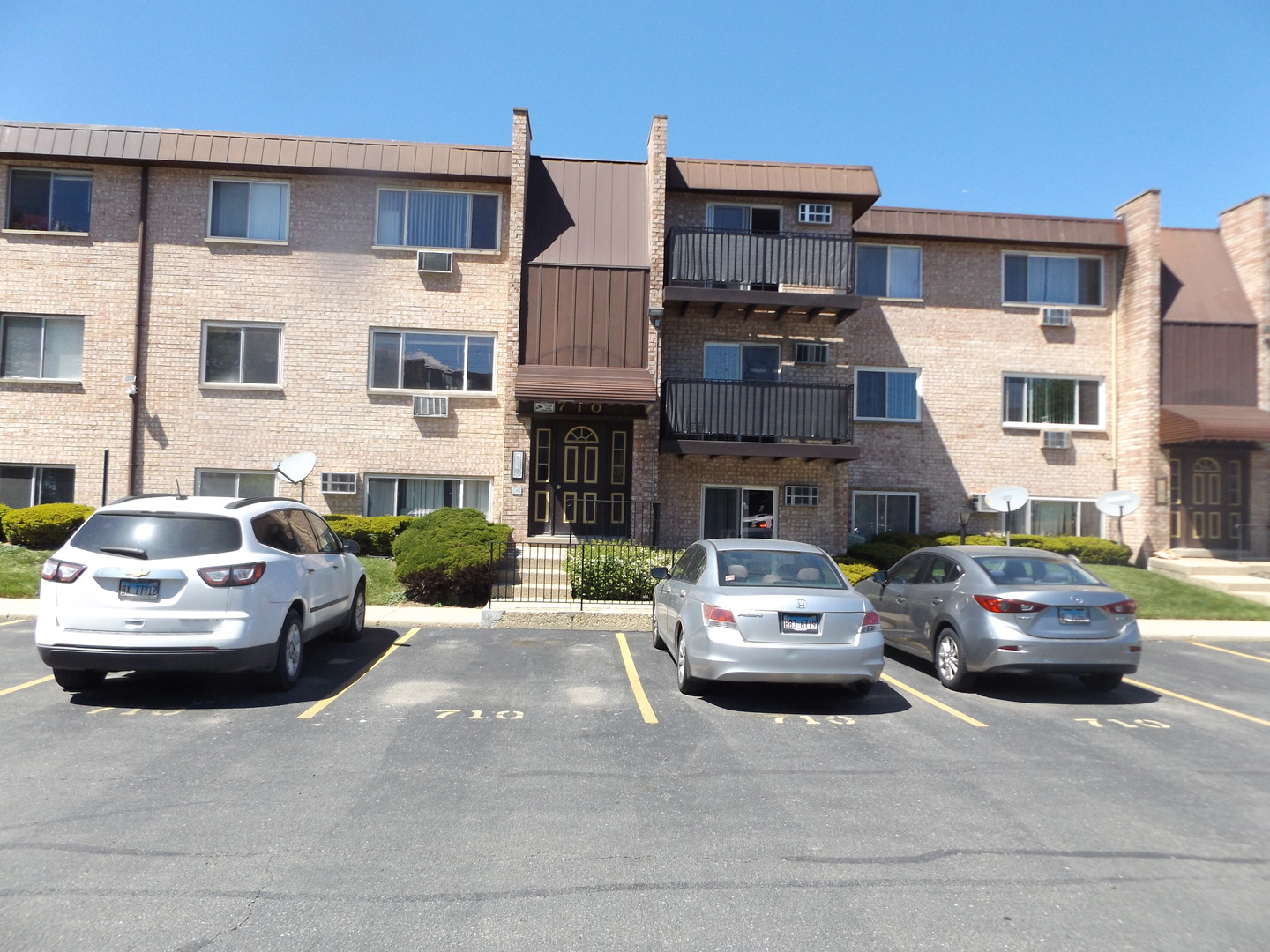 710 W Huntington Commons Road #3A, Mount Prospect, IL 60056