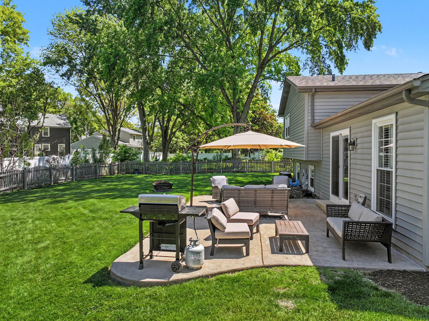 405 Carriage Hill Road, Naperville, IL 60565