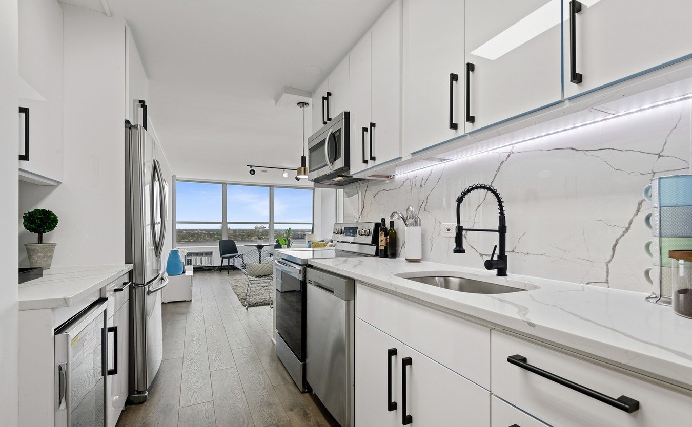 3550 N Lake Shore Drive #1813, Chicago, IL 60657