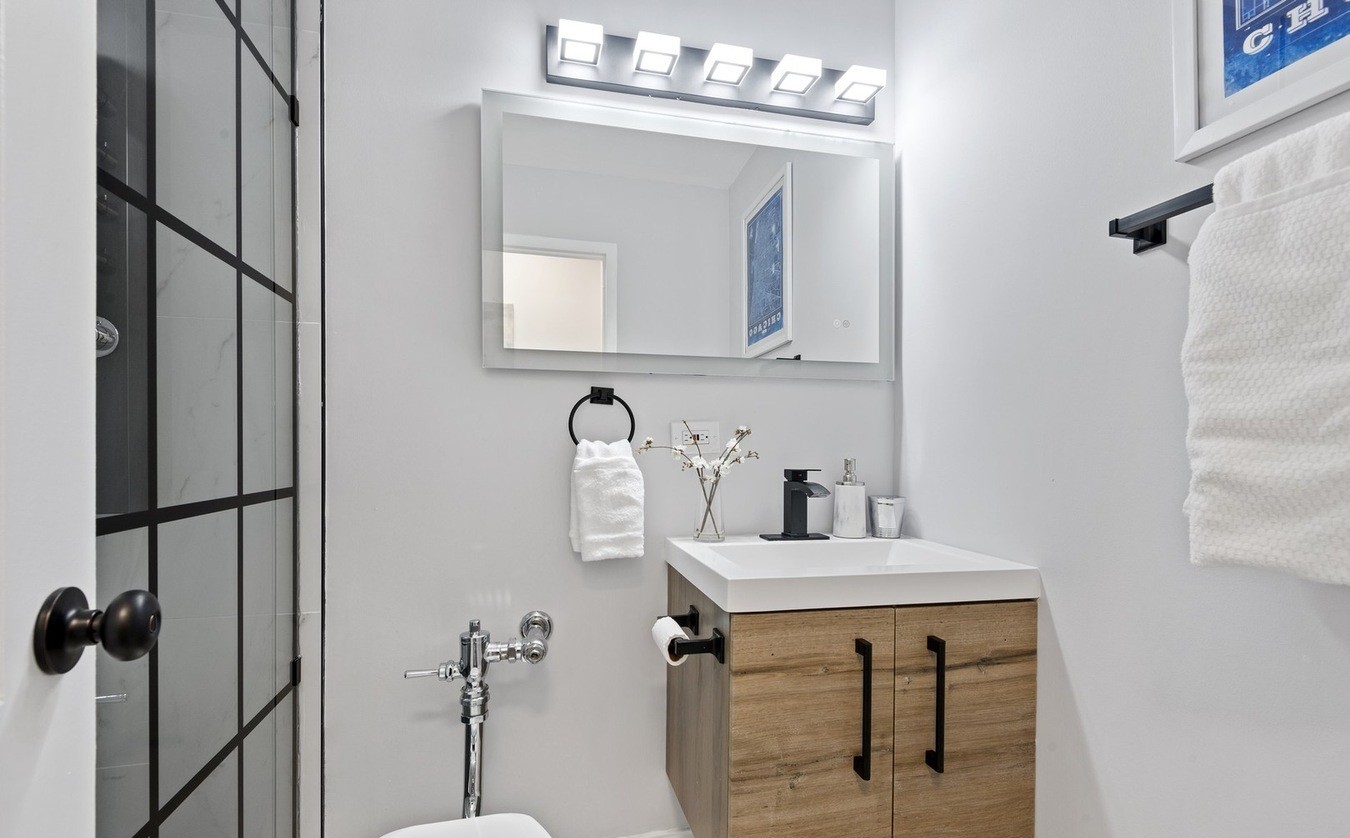 3550 N Lake Shore Drive #1813, Chicago, IL 60657