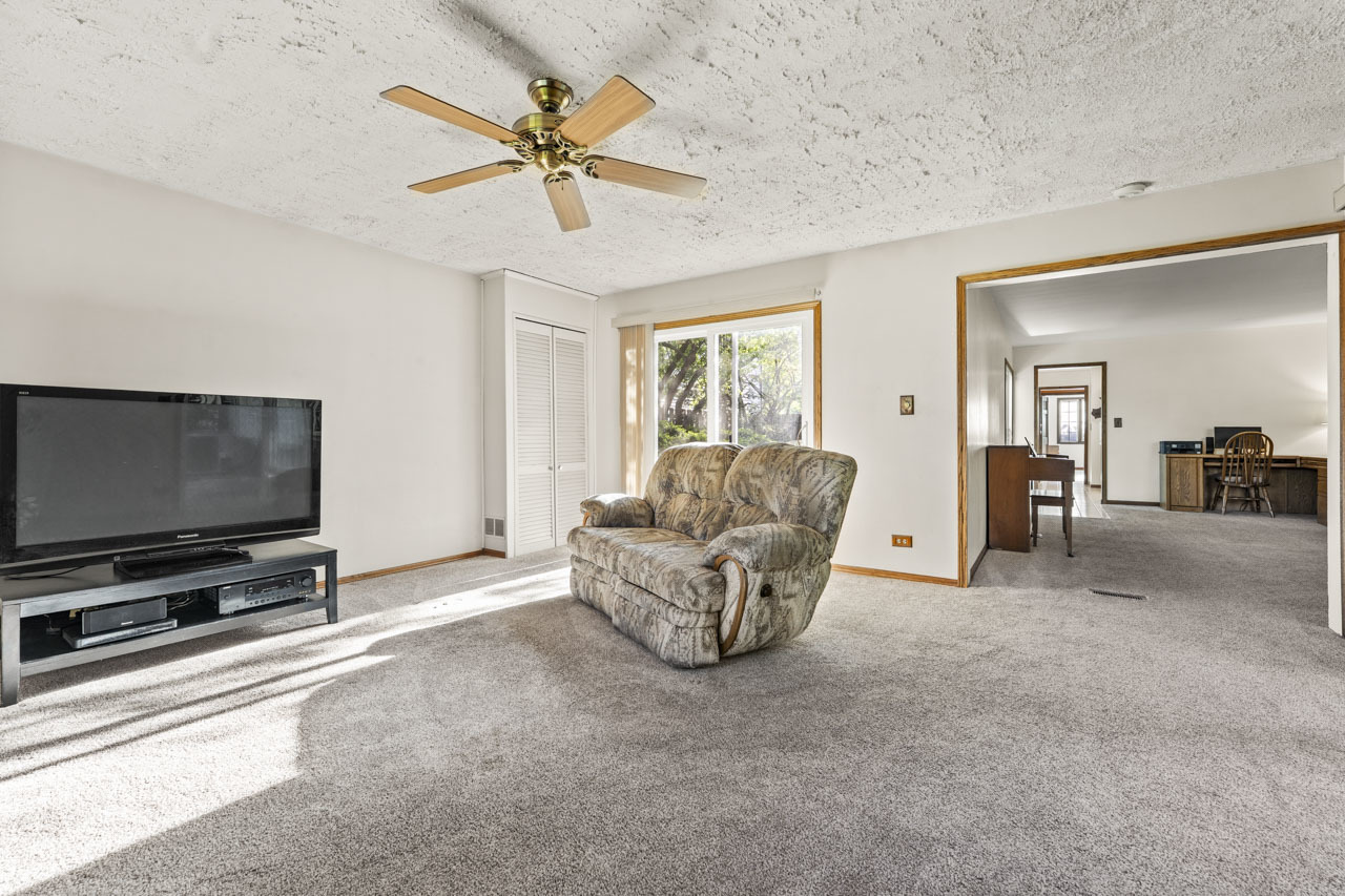 1049 Martingale Drive, Bartlett, IL 60103
