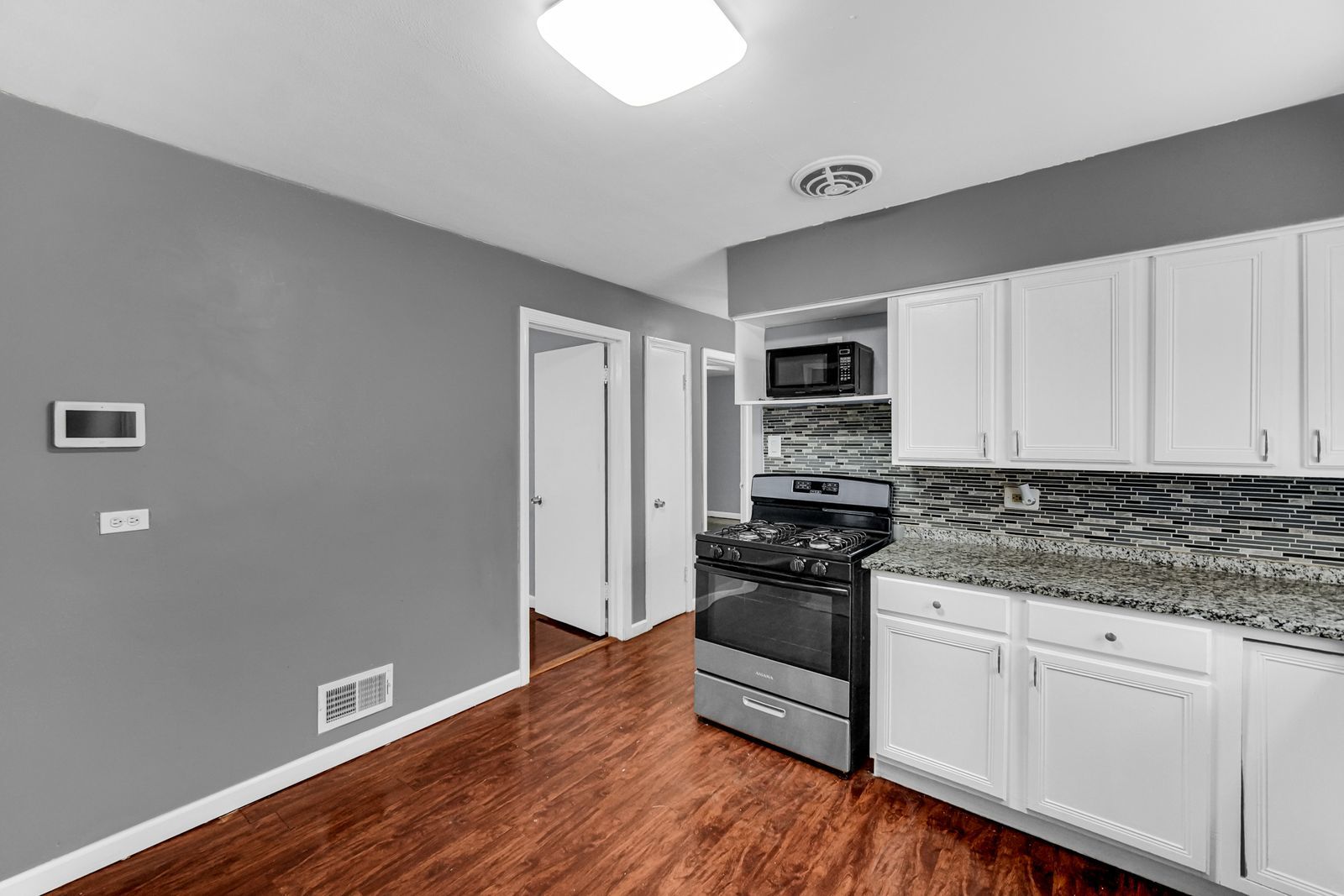 9111 S Kingston Avenue, Chicago, IL 60617