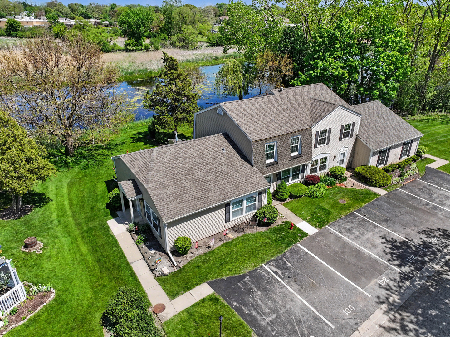 102 Bright Oaks Circle #102, Cary, IL 60013