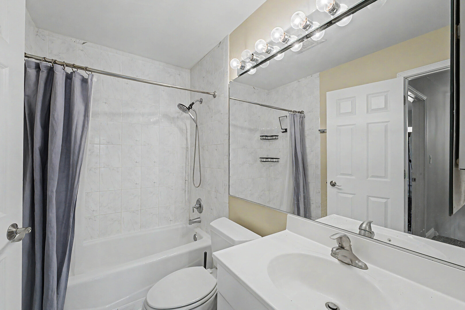 102 Bright Oaks Circle #102, Cary, IL 60013