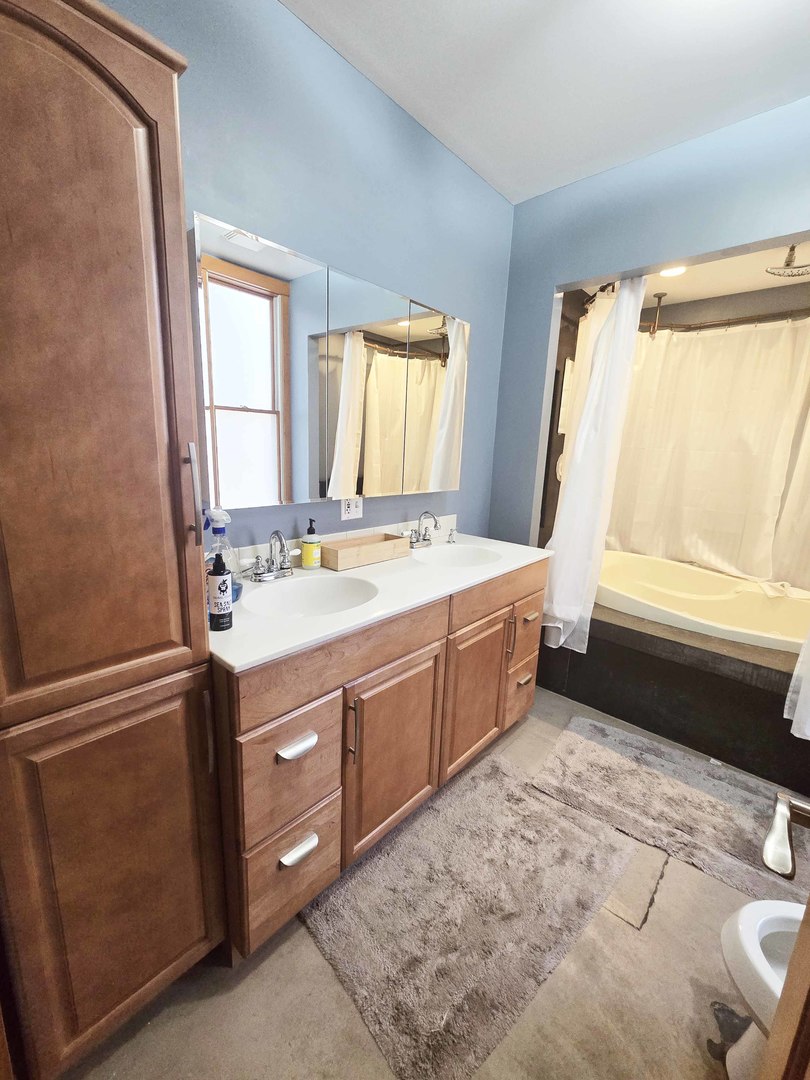 1734 W Beach Avenue, Chicago, IL 60612