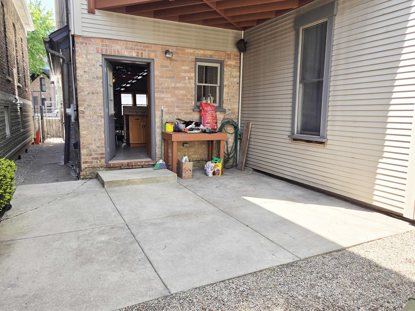 1734 W Beach Avenue, Chicago, IL 60612