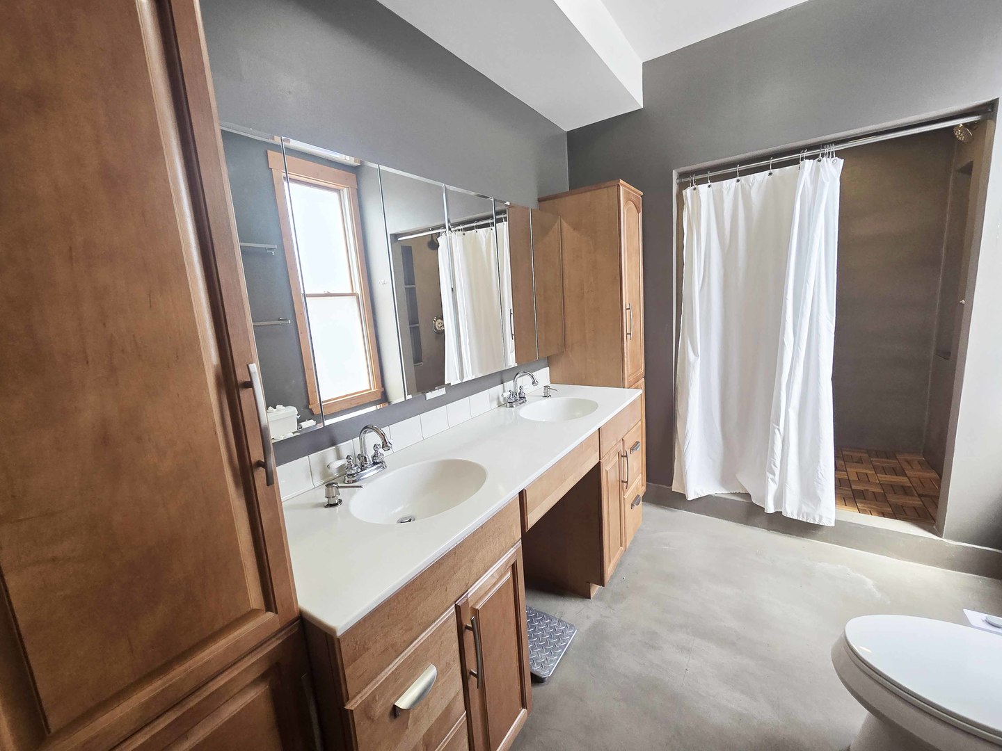 1734 W Beach Avenue, Chicago, IL 60612