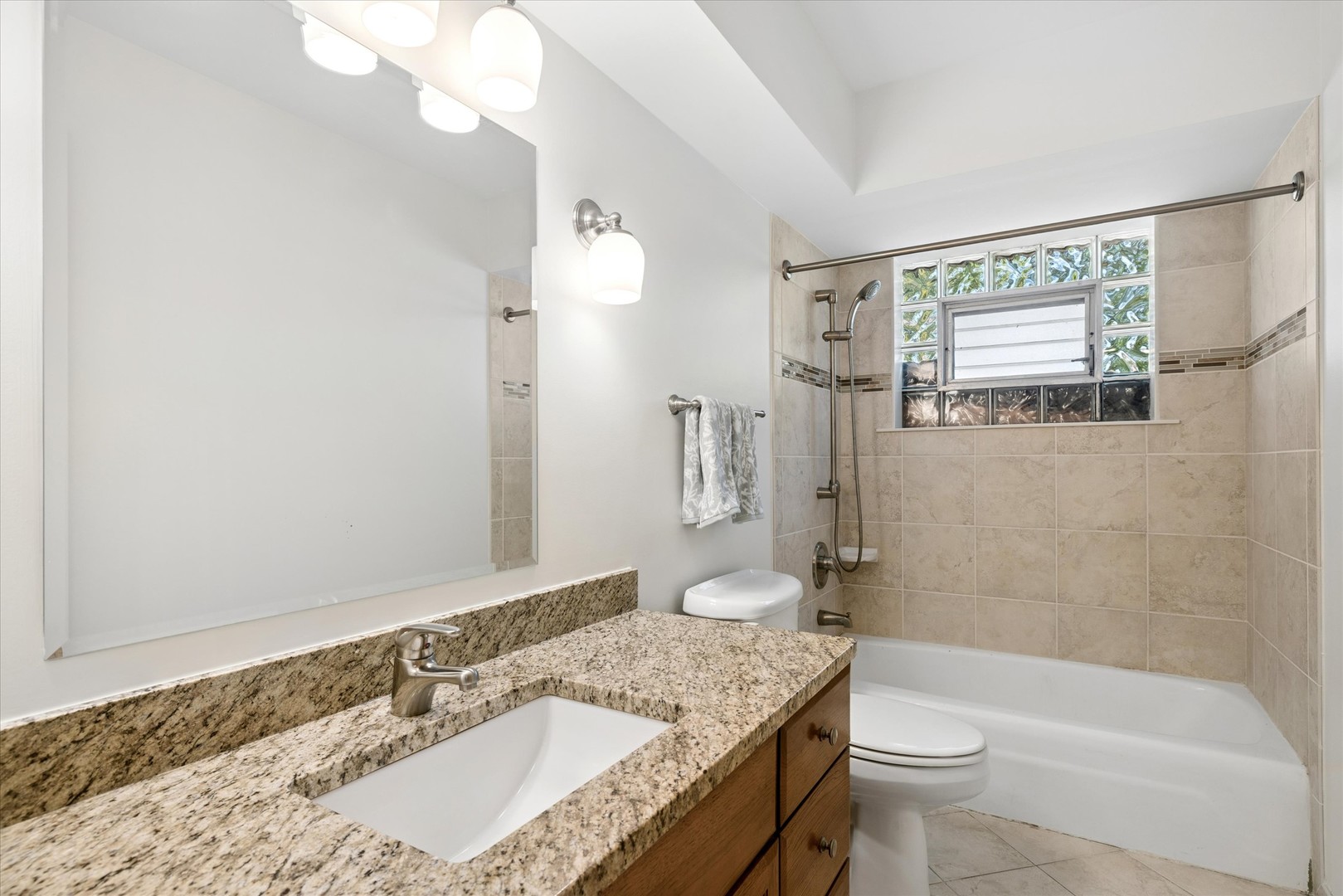 827 N Douglas Avenue, Arlington Heights, IL 60004