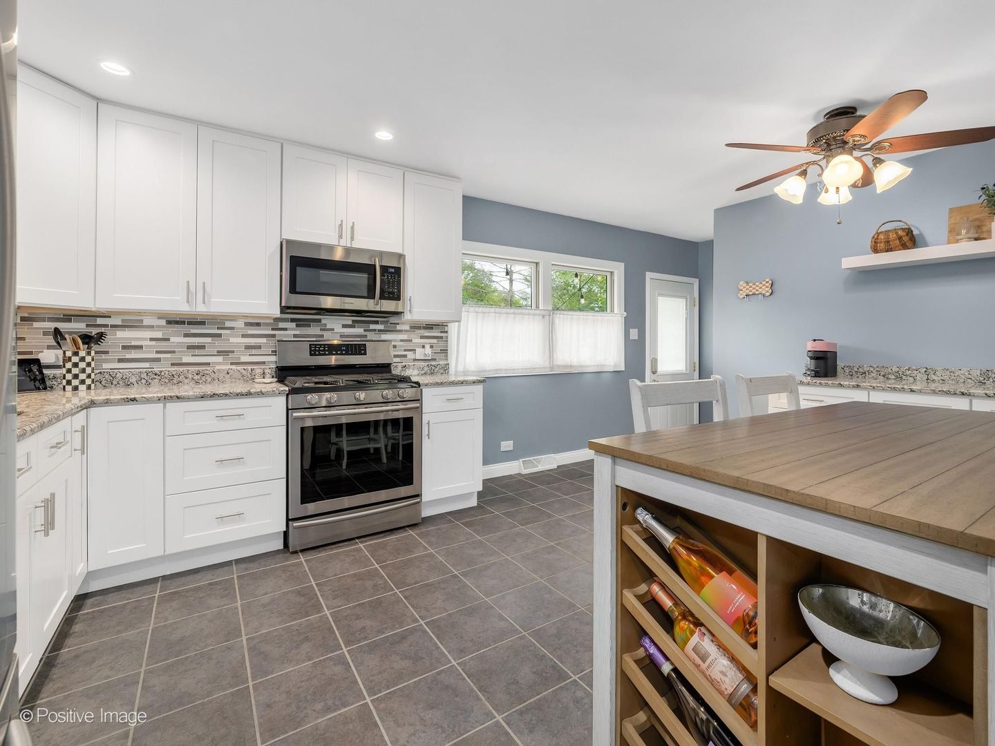 690 W Willow Glen, Addison, IL 60101