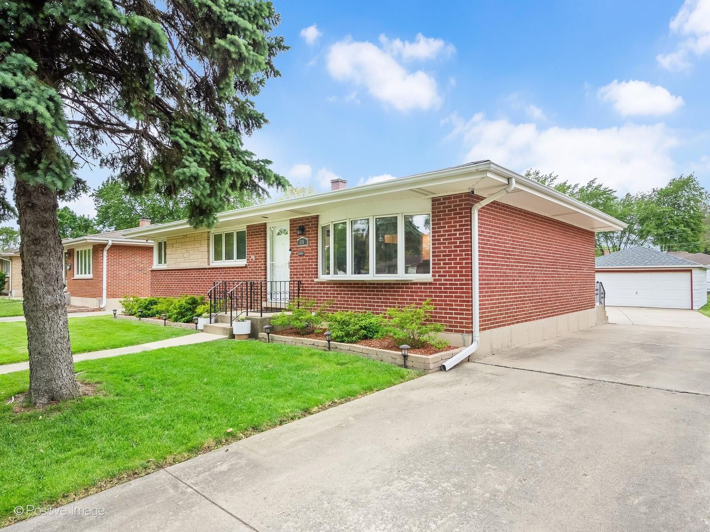 690 W Willow Glen, Addison, IL 60101