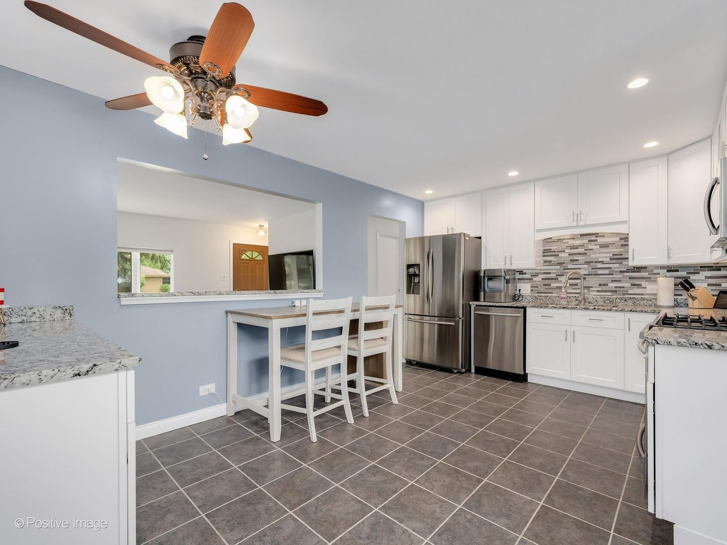 690 W Willow Glen, Addison, IL 60101