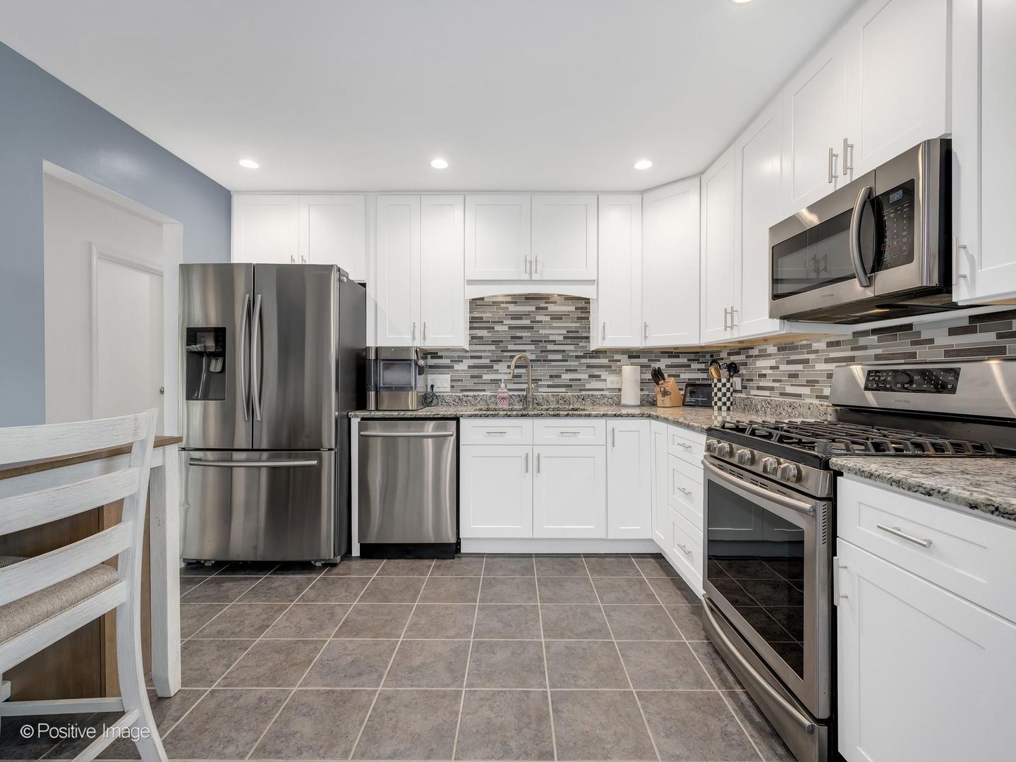 690 W Willow Glen, Addison, IL 60101