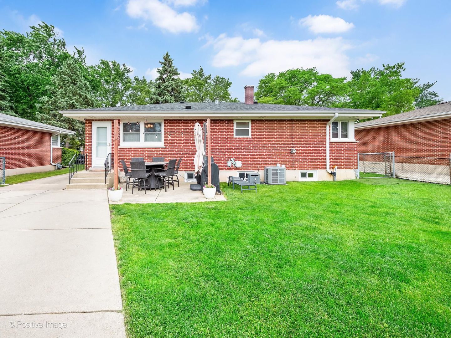 690 W Willow Glen, Addison, IL 60101