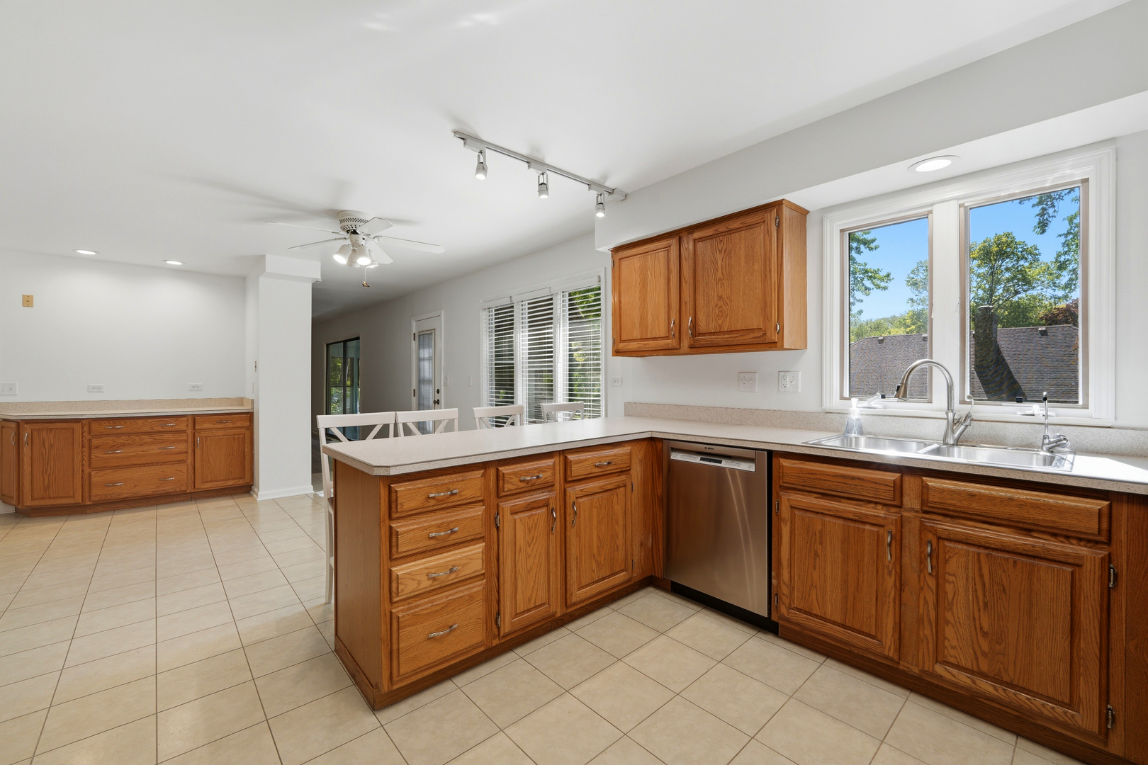 10S324 E Hampshire Lane, Willowbrook, IL 60527