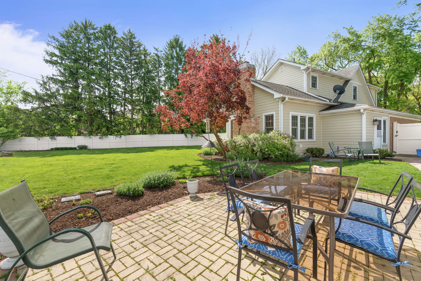2 Algonquin Road, Clarendon Hills, IL 60514