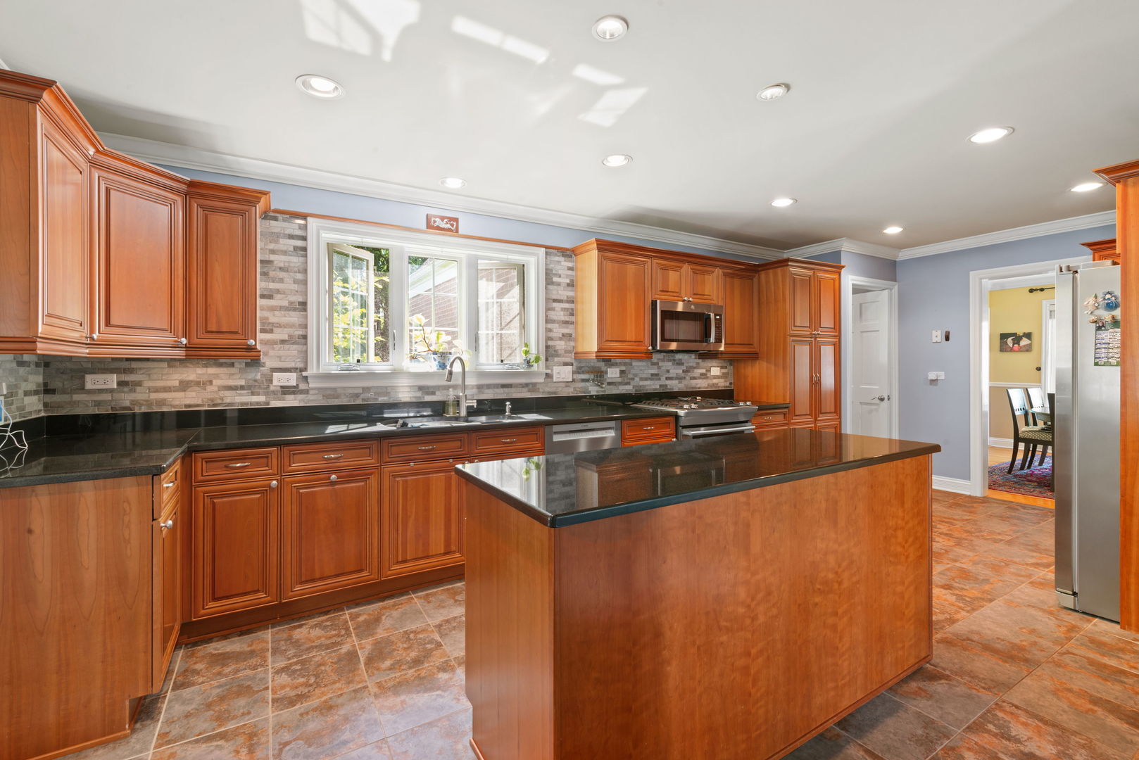 2 Algonquin Road, Clarendon Hills, IL 60514