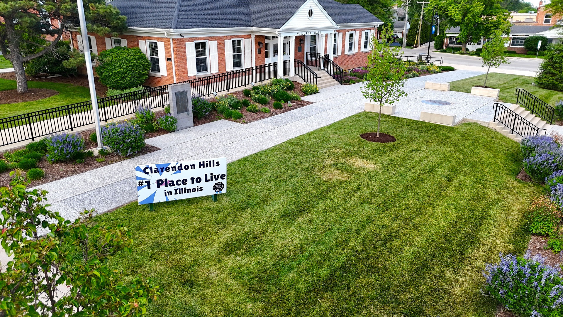 2 Algonquin Road, Clarendon Hills, IL 60514