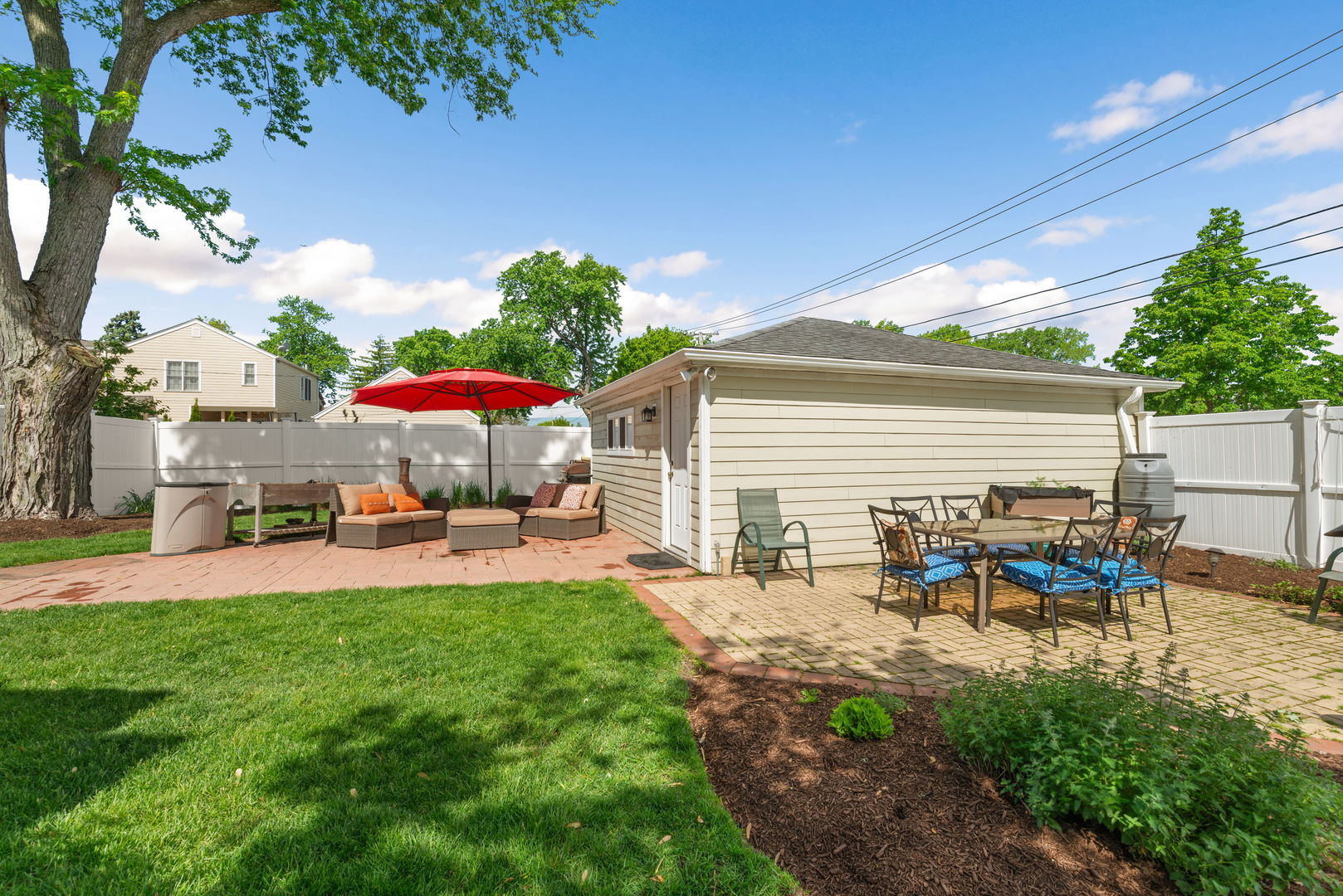 2 Algonquin Road, Clarendon Hills, IL 60514