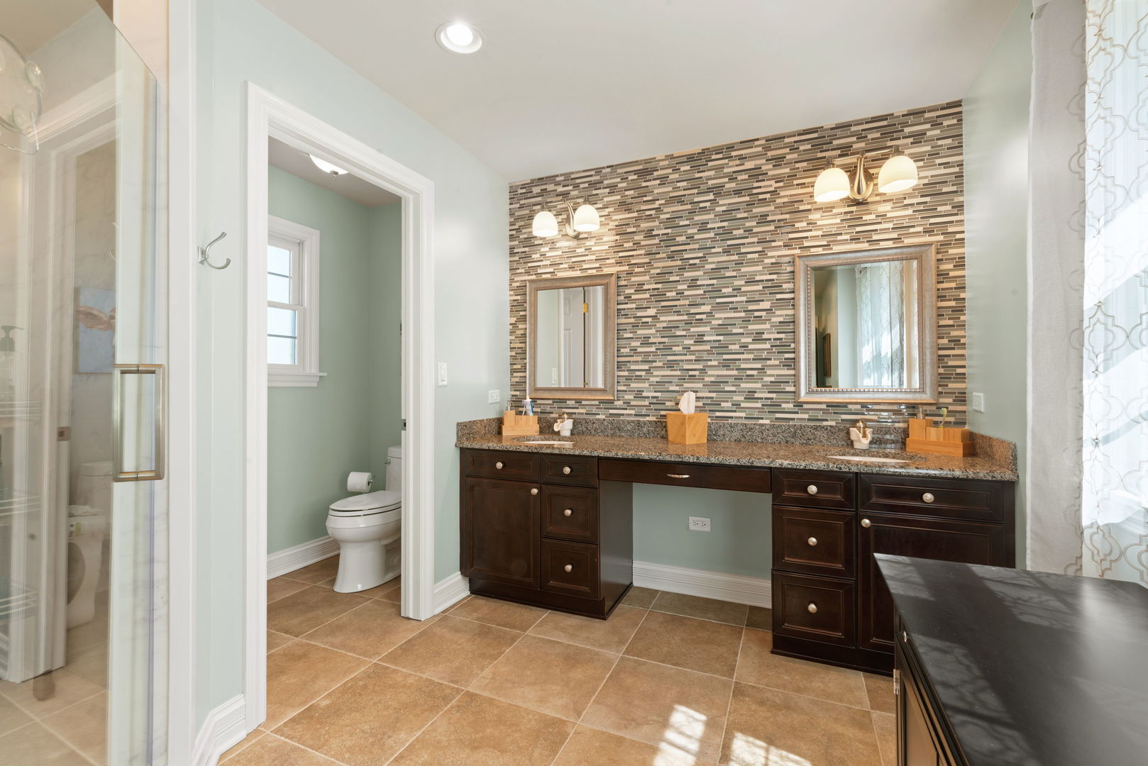 2 Algonquin Road, Clarendon Hills, IL 60514