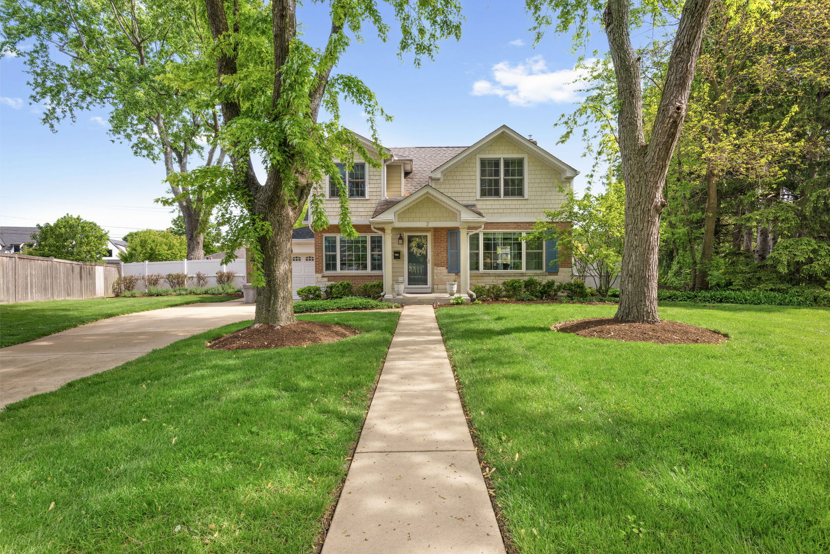 2 Algonquin Road, Clarendon Hills, IL 60514