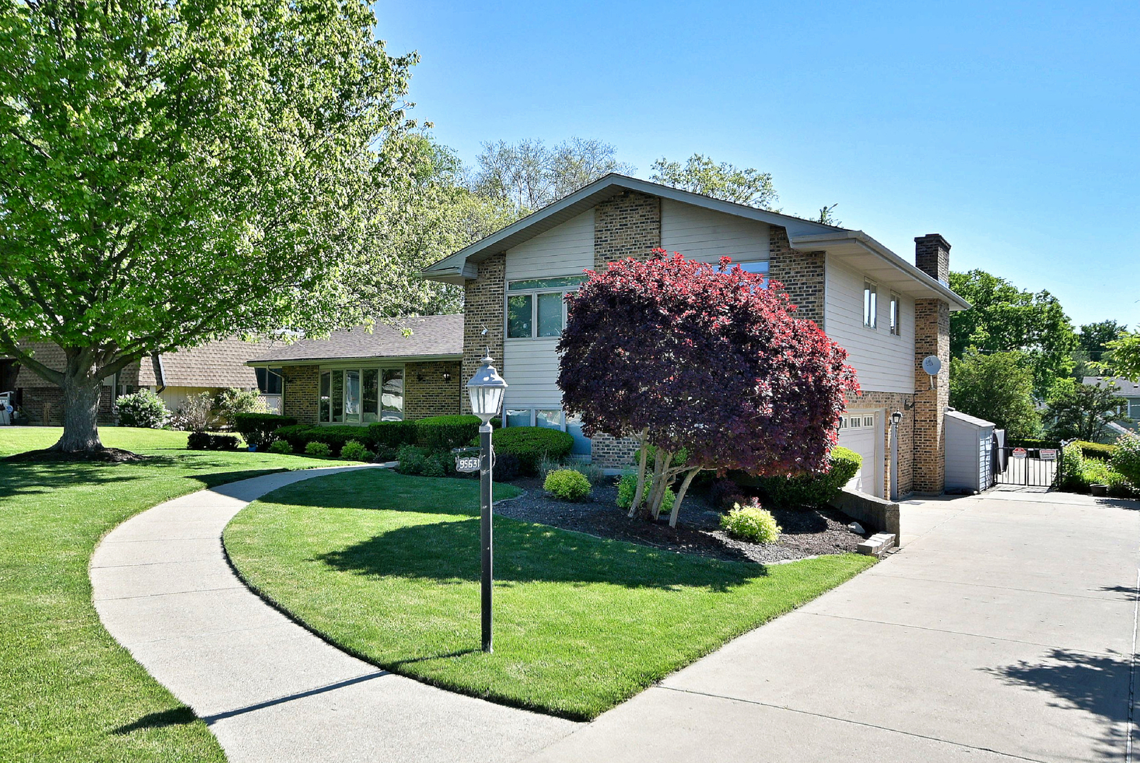 9S631 William Drive, Burr Ridge, IL 60527