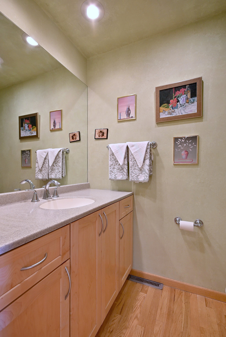 9S631 William Drive, Burr Ridge, IL 60527