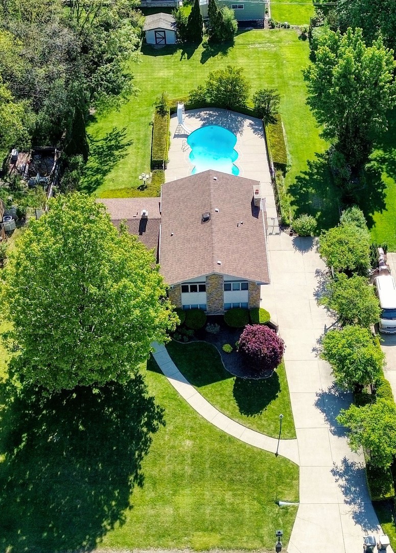 9S631 William Drive, Burr Ridge, IL 60527