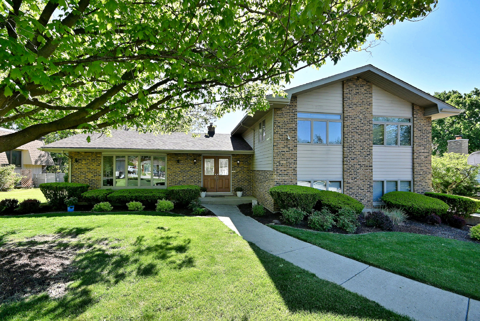 9S631 William Drive, Burr Ridge, IL 60527
