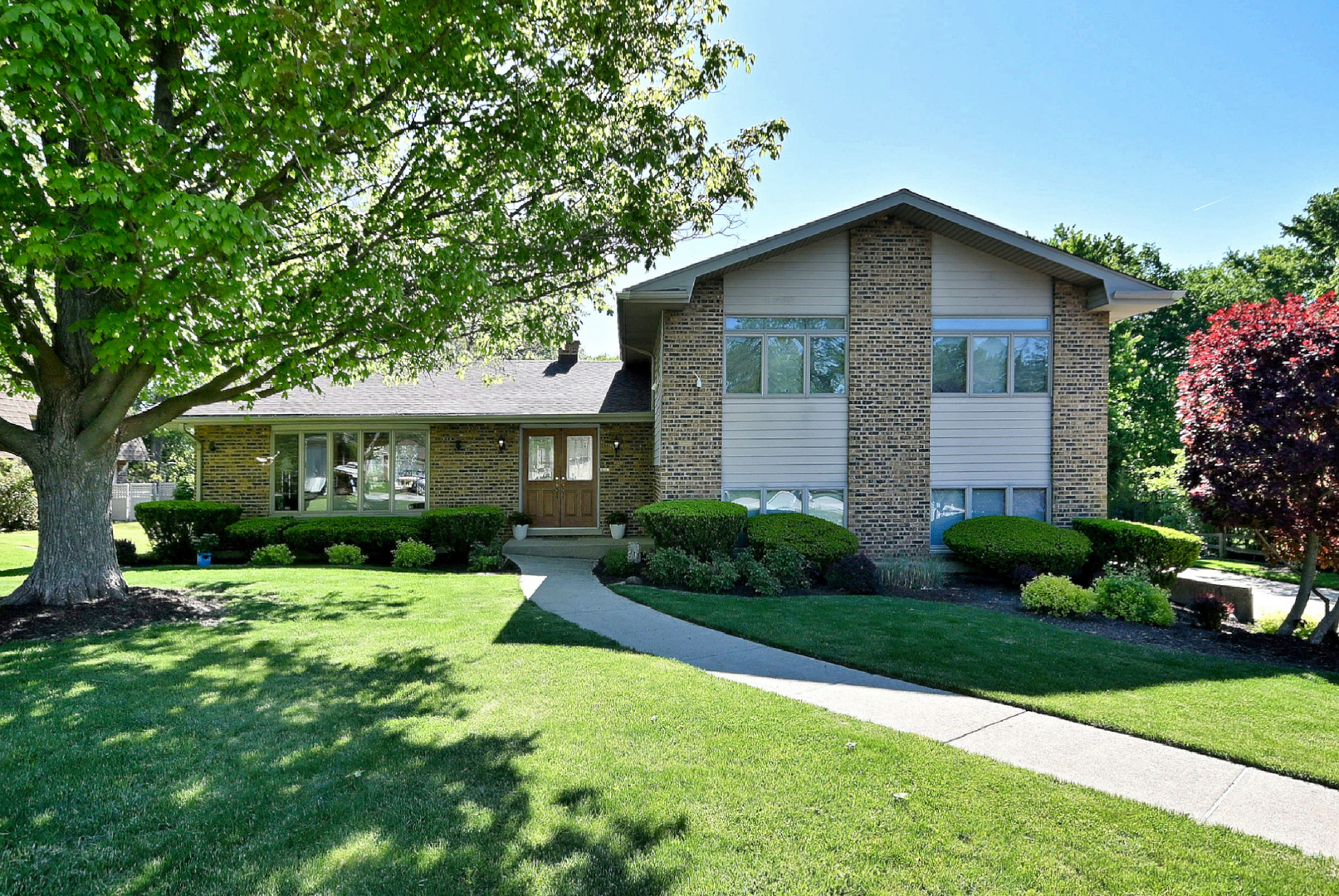 9S631 William Drive, Burr Ridge, IL 60527