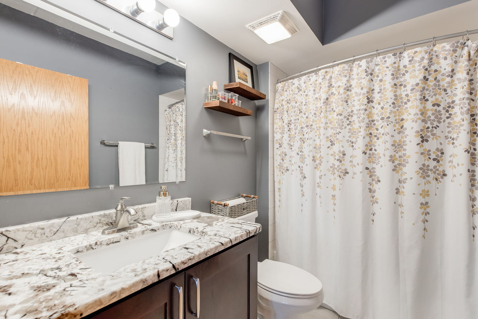 1477 E Thacker Street #205, Des Plaines, IL 60016