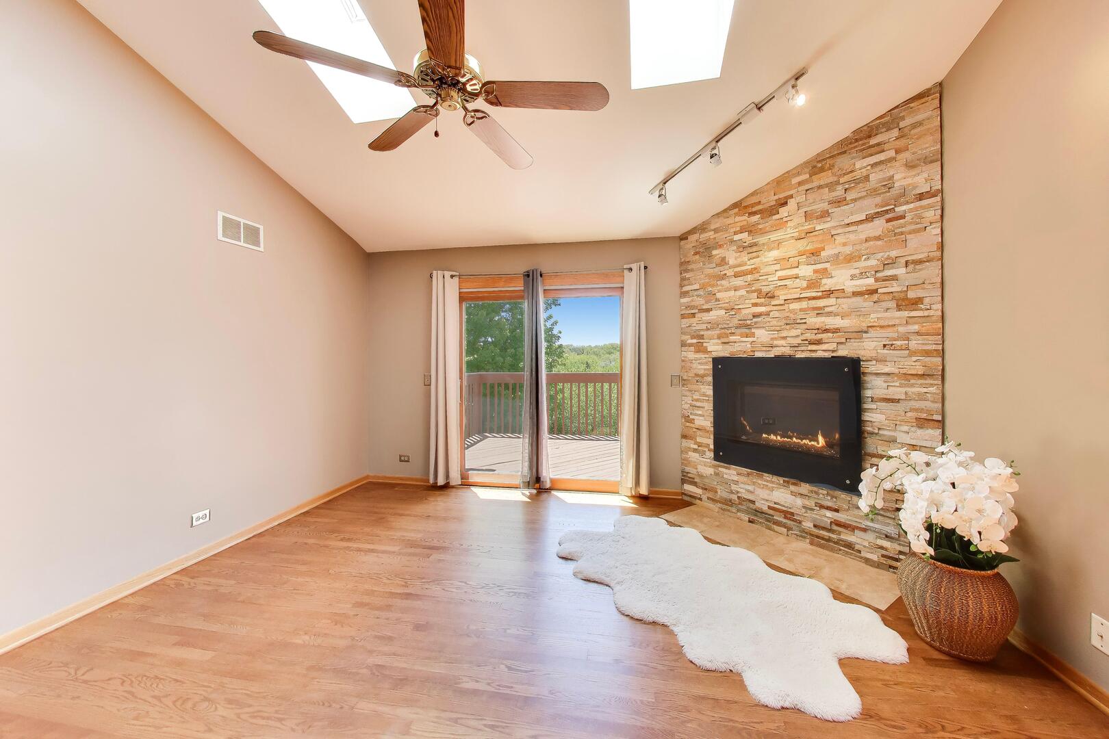 934 Viewpoint Drive, Lake In The Hills, IL 60156