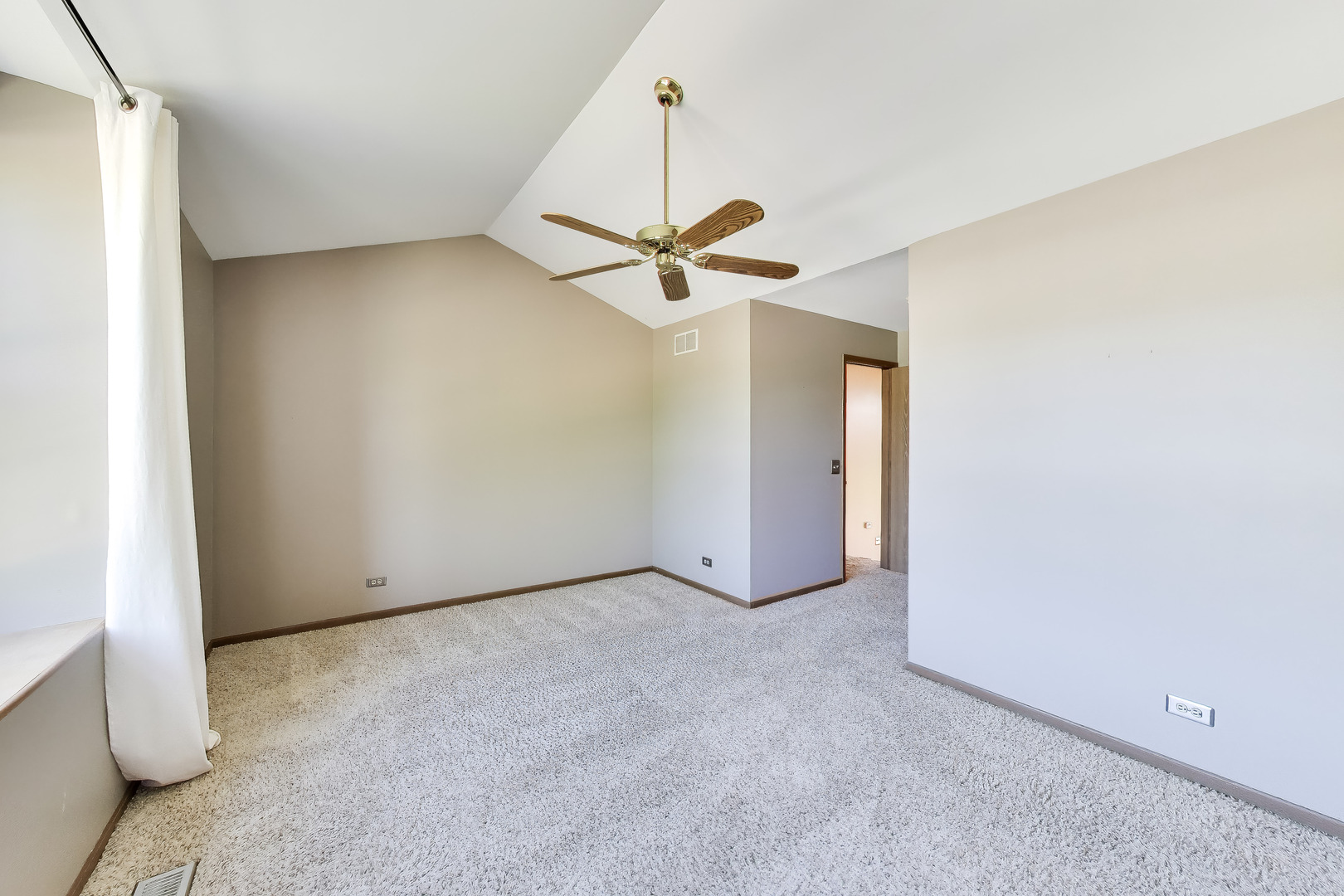 934 Viewpoint Drive, Lake In The Hills, IL 60156