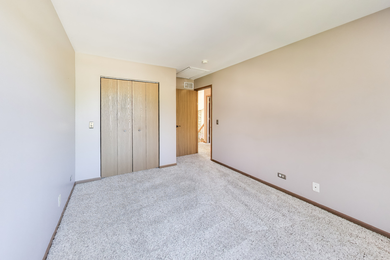 934 Viewpoint Drive, Lake In The Hills, IL 60156