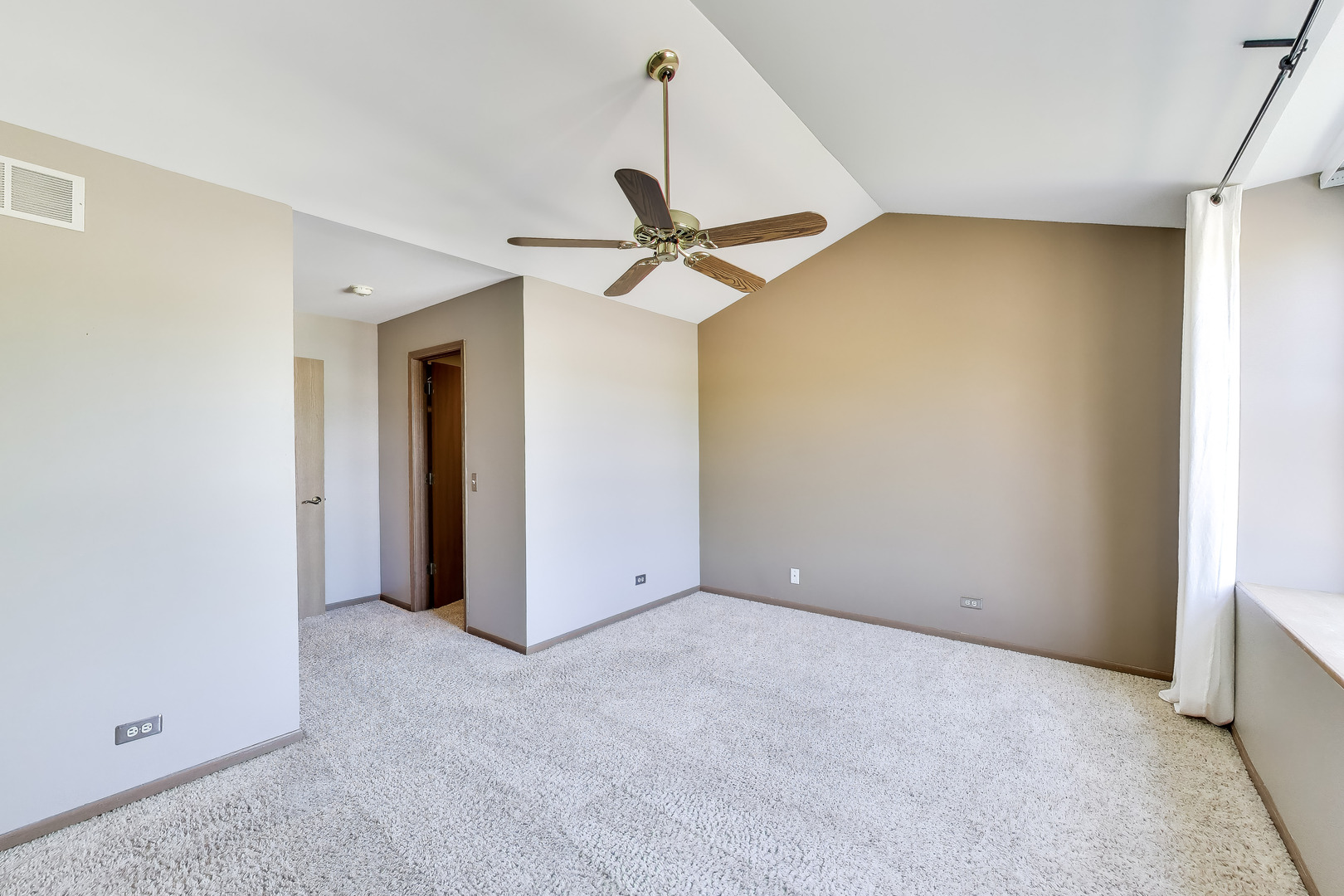 934 Viewpoint Drive, Lake In The Hills, IL 60156